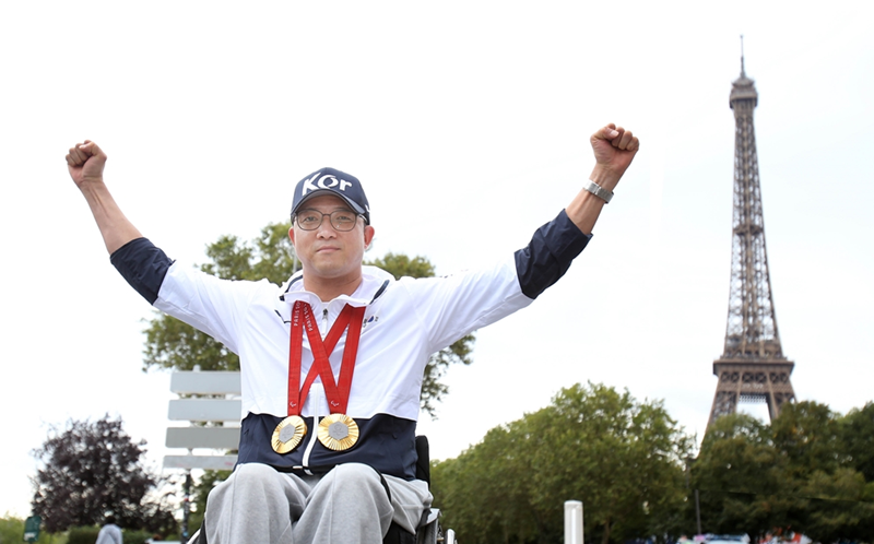 El 8 de septiembre (hora local), el deportista surcoreano Park Jin-ho posa con sus dos medallas de oro frente a la Torre Eiffel en París, Francia.