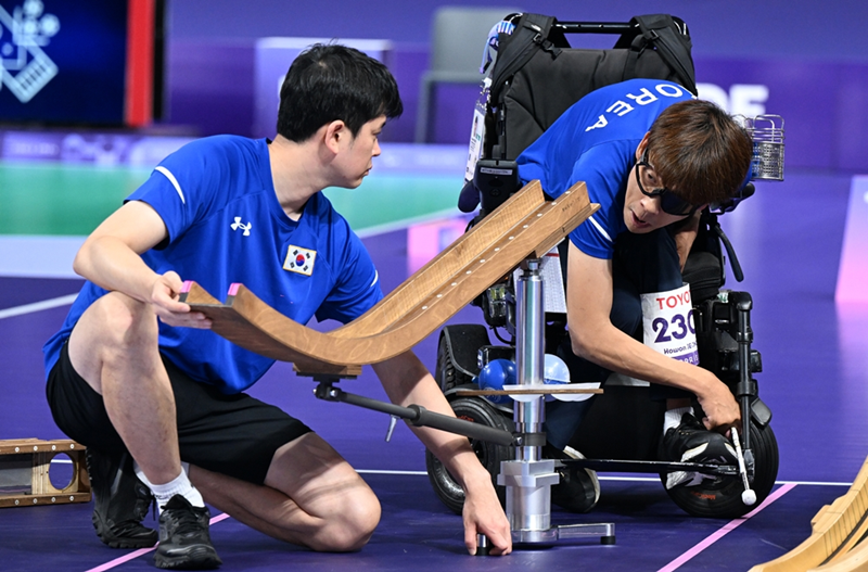 El 2 de septiembre (hora local),  Jeong Ho-won (derecha) compite contra Daniel Michel, en la final de la categoría individual masculina de boccia BC3, celebrada en el estadio París Sur Arena 1, en París, Francia.