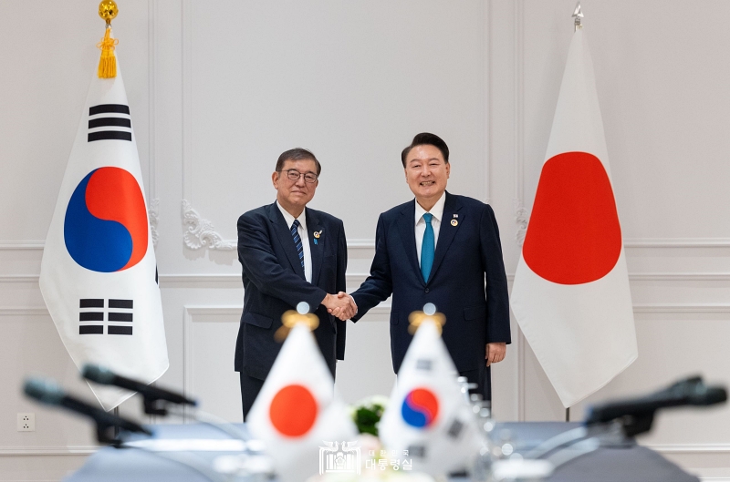 El 10 de octubre, el presidente Yoon Suk Yeol (derecha) y el primer ministro japonés Shigeru Ishiba se tomaron una foto conmemorativa antes de la cumbre bilateral en un hotel de Vientián, Laos.