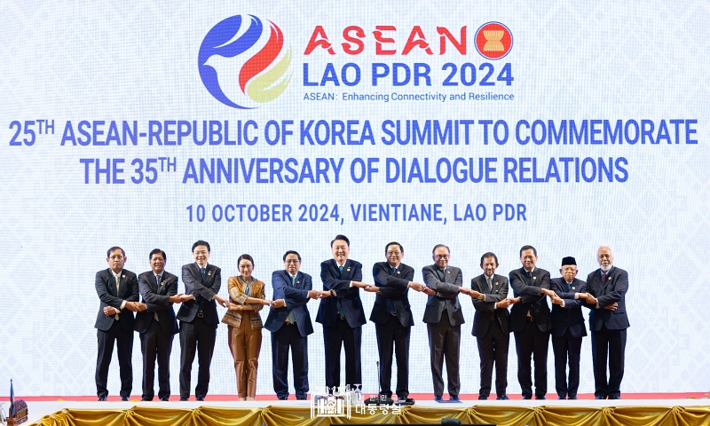 El presidente Yoon Suk Yeol (sexto desde la izquierda) posa el 10 de octubre para una foto conmemorativa junto a los líderes de cada país en la 25ª cumbre ASEAN-República de Corea en el Centro Nacional de Convenciones de Vientián, Laos.