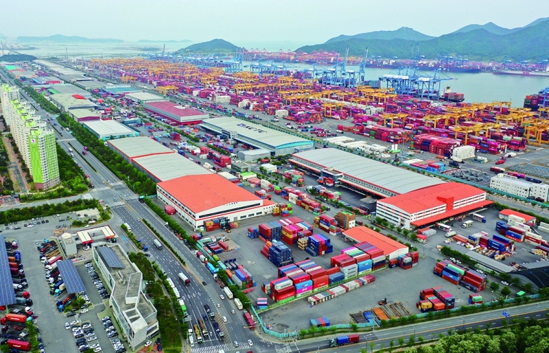 La foto muestra una terminal, lleno de contenedores, en el Puerto Nuevo de Busan en junio. | Página oficial de la Autoridad Portuaria de Busan en Facebook 