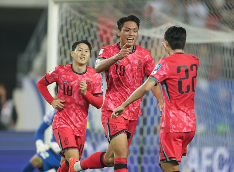 El delantero Oh Se-hun celebra con sus compañeros el gol que abrió el marcador contra Irak en el partido de clasificación para el Mundial disputado el 15 de octubre en el estadio Yongin Mireu de Yongin, provincia de Gyeonggi-do. | Asociación Coreana de Fútbol