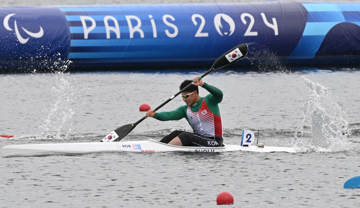 El 7 de septiembre (hora local), Choi Yong-beom, el atleta paralímpico de canotaje, compite en la final de kayak individual masculino de 200 metros en el Estadio Náutico de Vaires-sur-Marne, durante los Juegos Paralímpicos de París. | Comité Paralímpico Coreano