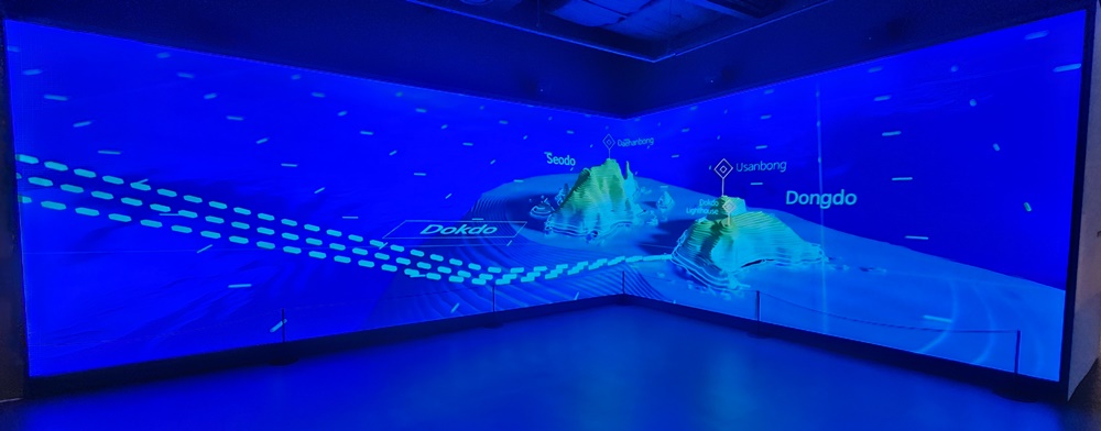 Una obra de arte mutimedia da la bienvenida a los visitantes en la entrada del Museo Dokdo de Seúl, ubicado en el primer sótano del centro comercial Times Square, en el distrito de Yeongdeungpo-gu de Seúl.