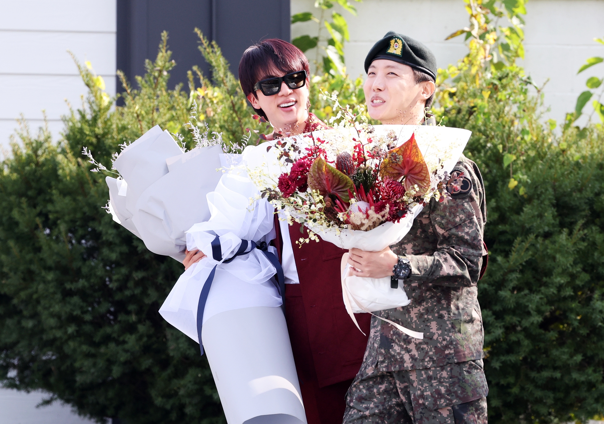  El 17 de octubre, J-Hope, miembro de BTS, es recibido por su compañero Jin, después de concluir el servicio militar obligatorio, afuera de la base militar de Wonju, en la provincia de Gangwon-do. | Agencia de Noticias Yonhap