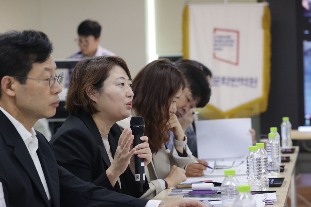 Shin Eun-hyang (segunda por la izquierda), directora de política artística del Ministerio de Cultura, Deportes y Turismo, habla el 16 de octubre en una reunión sobre la promoción de la literatura coreana en el extranjero, celebrada en el Instituto de Traducción Literaria de Corea, en el distrito de Gangnam-gu, Seúl. | Agencia de Noticias Yonhap