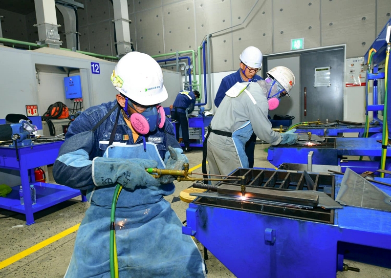 El Gobierno informó el 17 de octubre que las empresas medianas cuyas sedes están ubicadas en la zona metropolitana de Seúl podrán contratar mano de obra extranjera con visa E-9. En la foto, unos trabajadores realizan obras de soldadura. | HD Hyundai Heavy Industries