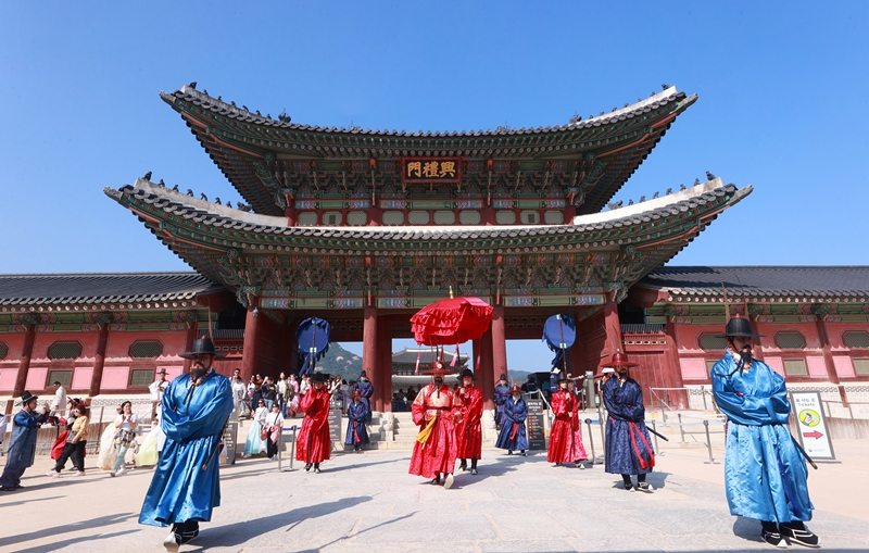 Se lleva a cabo una representación del cheopjong, la ceremonia tradicional de inspección de la guardia real, en la puerta Heungnyemun del palacio Gyeongbokgung, en el distrito de Jongno-gu, Seúl, en la tarde del 17 de octubre.