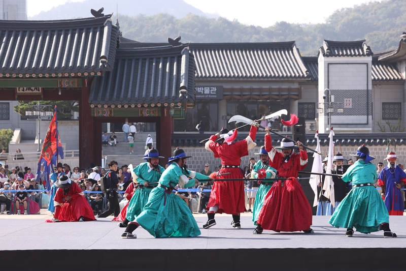 +Una demostración de artes marciales de los guardias reales del palacio tuvo lugar en la tarde del 17 de octubre como parte de la recreación del cheopjong frente a la puerta Heungnyemun del palacio de Gyeongbokgung, en el distrito de Jongno-gu, Seúl.