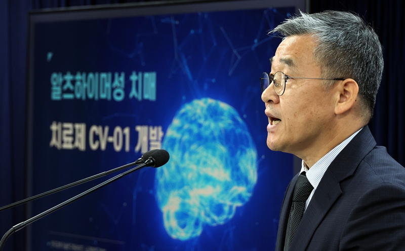 El director de Políticas de Investigación y Desarrollo del Ministerio de Ciencia y TIC, Hwang Pan-sik, explica que Cureverse, una empresa subsidiaria del Instituto de Ciencia y Tecnología de Corea (KIST), firmó un contrato de transferencia con la farmacéutica italiana Angelini Pharma para exportar un medicamento para tratar el Alzheimer. Esto se anunció durante una reunión celebrada el 21 de octubre en el Complejo Gubernamental de Seúl, en el distrito de Jongno-gu. | Agencia de Noticias Yonhap