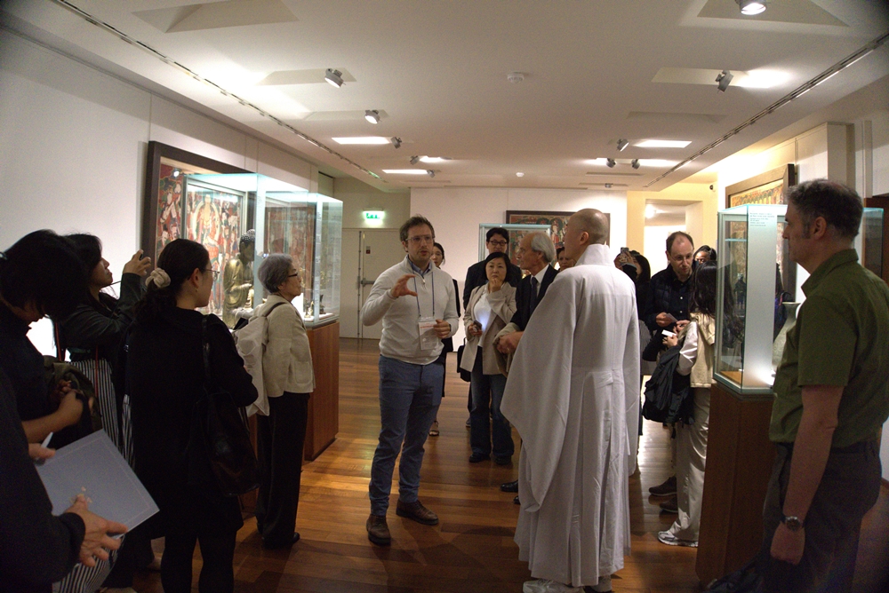 Arnaud Bertrand, curador del Museo Guimet (centro), explica el 9 de septiembre el patrimonio cultural coreano en la sección coreana del museo en París. | Fundación para el Patrimonio Cultural Coreano en el Extranjero