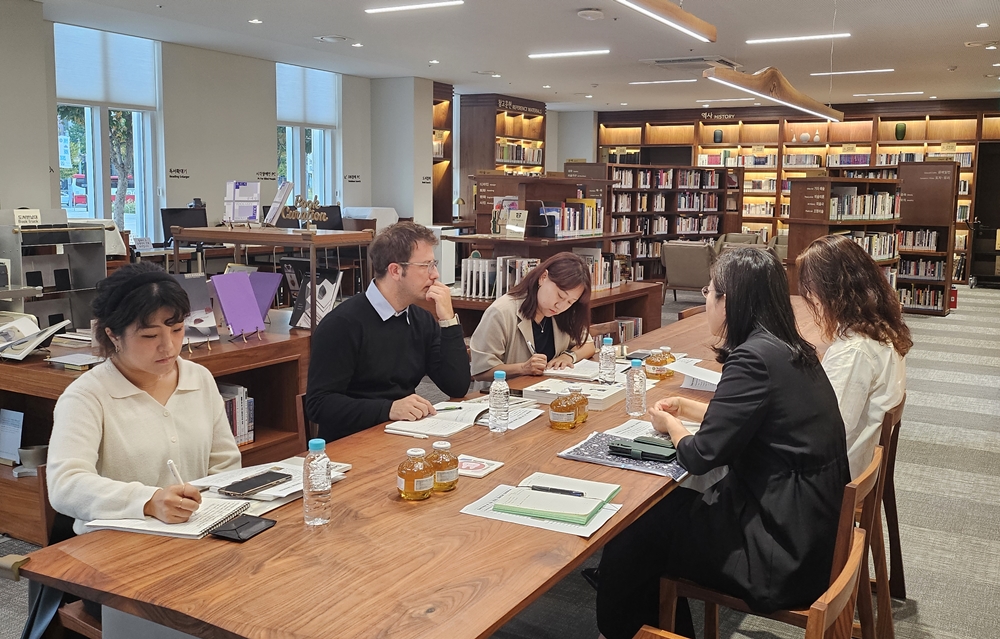 Arnaud Bertrand (segundo desde la izquierda), curador de las colecciones coreanas y de arte chino antiguo en el Museo Guimet de París, y Kim Soo Jeong (segunda desde la derecha), directora del Museo de Arte de la Artesanía de Seúl, dialogan el 30 de septiembre en el mencionado museo ubicado en el distrito de Jongno-gu, Seúl, sobre temas de cooperación. | Museo de Arte de la Artesanía de Seúl