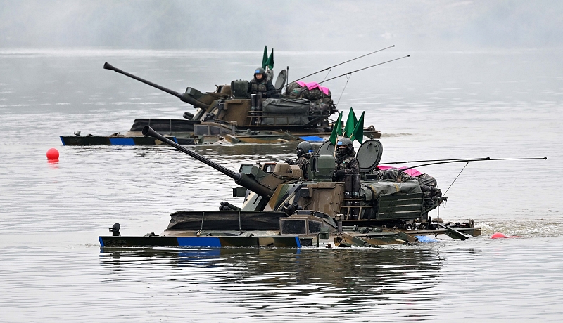 El 22 de octubre, el tanque ligero anfibio K21 cruza el río Namhangang en Yeoju, provincia de Gyeonggi-do, en un ejercicio conjunto con las fuerzas estadounidenses. 