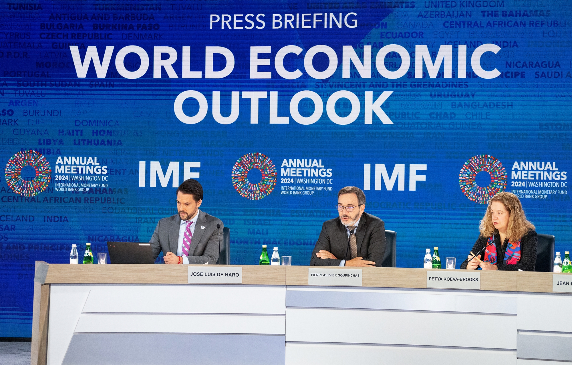 La foto muestra al economista jefe del FMI, Pierre-Olivier Gourinchas (centro), el 22 de octubre (hora local) en Washington, respondiendo a las preguntas de los periodistas durante una rueda de prensa sobre las Perspectivas de la Economía Mundial del FMI. | Agencia de Noticias Yonhap 