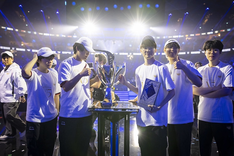 El equipo profesional de esports T1, liderado por el capitán Lee Sang-hyeok, mejor conocido como 'Faker', conquistó el 2 de noviembre su quinto Campeonato Mundial de League of Legends (LoL). | Cuenta de LoL Esports en Flickr 