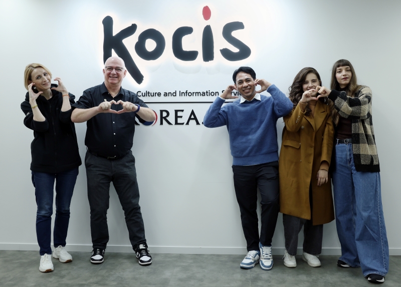 El 5 de noviembre, los cinco mejores reporteros honorarios de este año se toman una foto grupal en la oficina de Korea.net en el distrito Jongno-gu de Seúl. De izquierda a derecha: Yulia Veselchakova, de Rusia; Manuel Guthmann, de Alemania; Frenky Ramiro de Jesús, de Timor Oriental; Ilse Gabriela Díaz Gasca, de México; y Foteini Chatzoudi, de Grecia. | Lee Jun Young