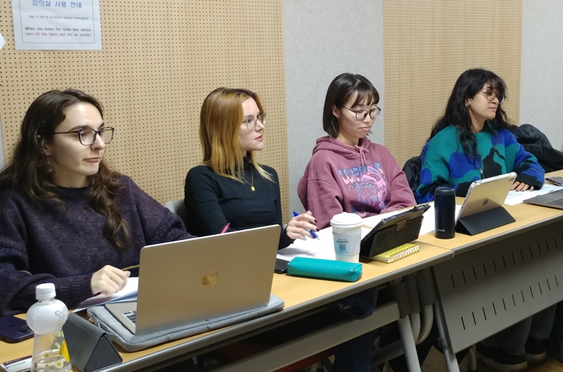 Unas alumnas del curso 'Prácticas básicas de traducción literaria 1' debaten el 7 de noviembre en la Academia de Traducción del LTI sobre la mejor manera de traducir 'bunsikjip', un tipo de kiosco de comida callejera. | Lee Kyoung Mi