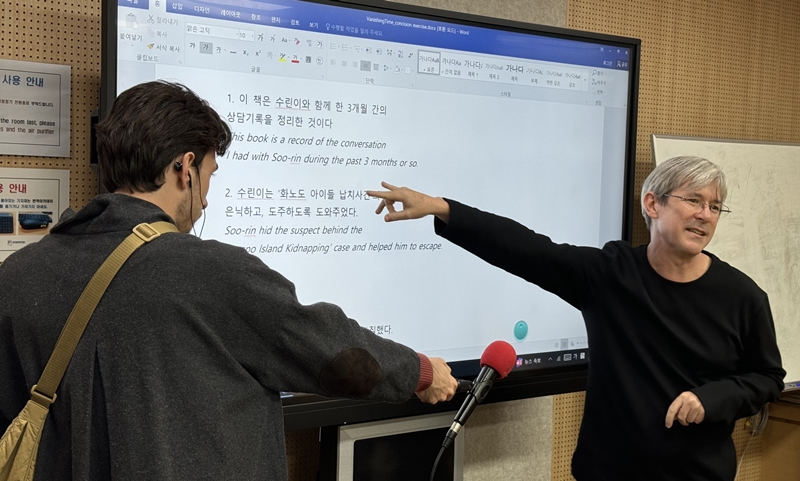 Un corresponsal de noticias francés da cobertura una clase impartida por el traductor e instructor Darcy Paquet como parte del curso 'Práctica en profundidad de la traducción de contenidos', el 7 de noviembre, en el Instituto de Traducción Literaria de Corea (LTI, por sus siglas en inglés), en Seúl. | Lee Kyoung Mi