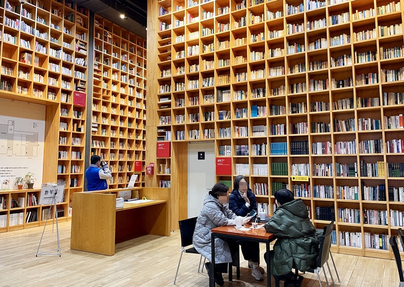 Se muestra la Biblioteca del Bosque de la Sabiduría en la Ciudad del Libro de Paju, provincia de Gyeonggi-do. | Xu Aiying