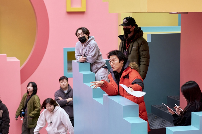 El creador y director de la serie, Hwang Dong-hyuk, dijo a los periodistas el 7 de diciembre de 2023 que la primera temporada de 'El juego del calamar' termina con Seong Gi-hun dándose la vuelta en lugar de subir al avión, y la segunda explorará lo que le sucede después. Y añadió que hará todo lo posible junto al reparto y el equipo para ofrecer una producción que cumpla con sus expectativas.