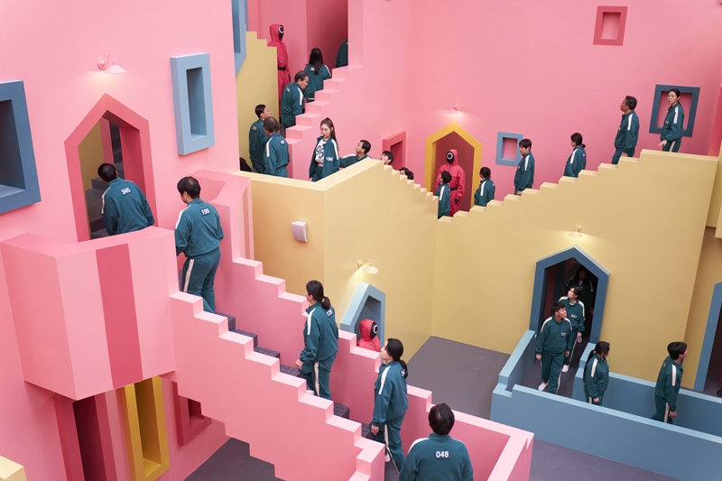 Las escaleras laberínticas de la segunda temporada mantienen los mismos colores y diseños que las de la primera, pero en una escala mayor. La directora de arte Chae Kyoung-sun comentó que surgirán conflictos y enfrentamientos entre los personajes mientras suben y bajan por estas escaleras.
