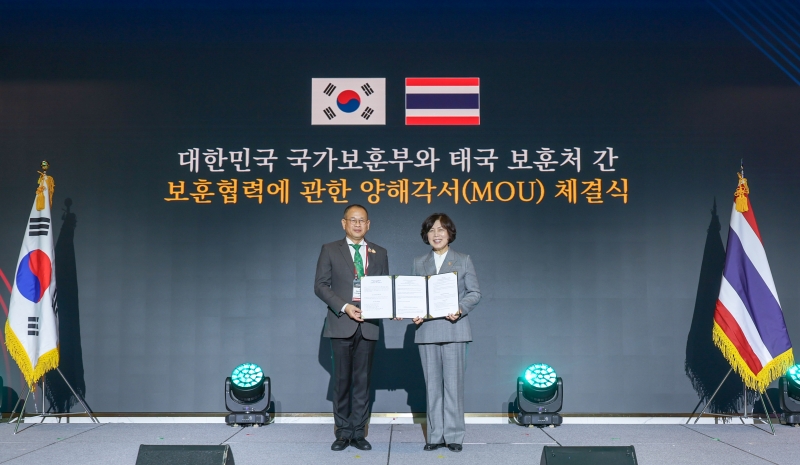 La ministra de Asuntos de Patriotas y Veteranos, Kang Jung-ai, posa junto al general Detnitit Luangngamkum, director general de la Organización de Veteranos de Guerra de Tailandia, durante la ceremonia de firma de un acuerdo sobre cooperación en el reconocimiento internacional de los veteranos, celebrada el 13 de noviembre en el hotel Sofitel Ambassador, en el distrito de Songpa-gu, Seúl. | Ministerio de Asuntos de Patriotas y Veteranos