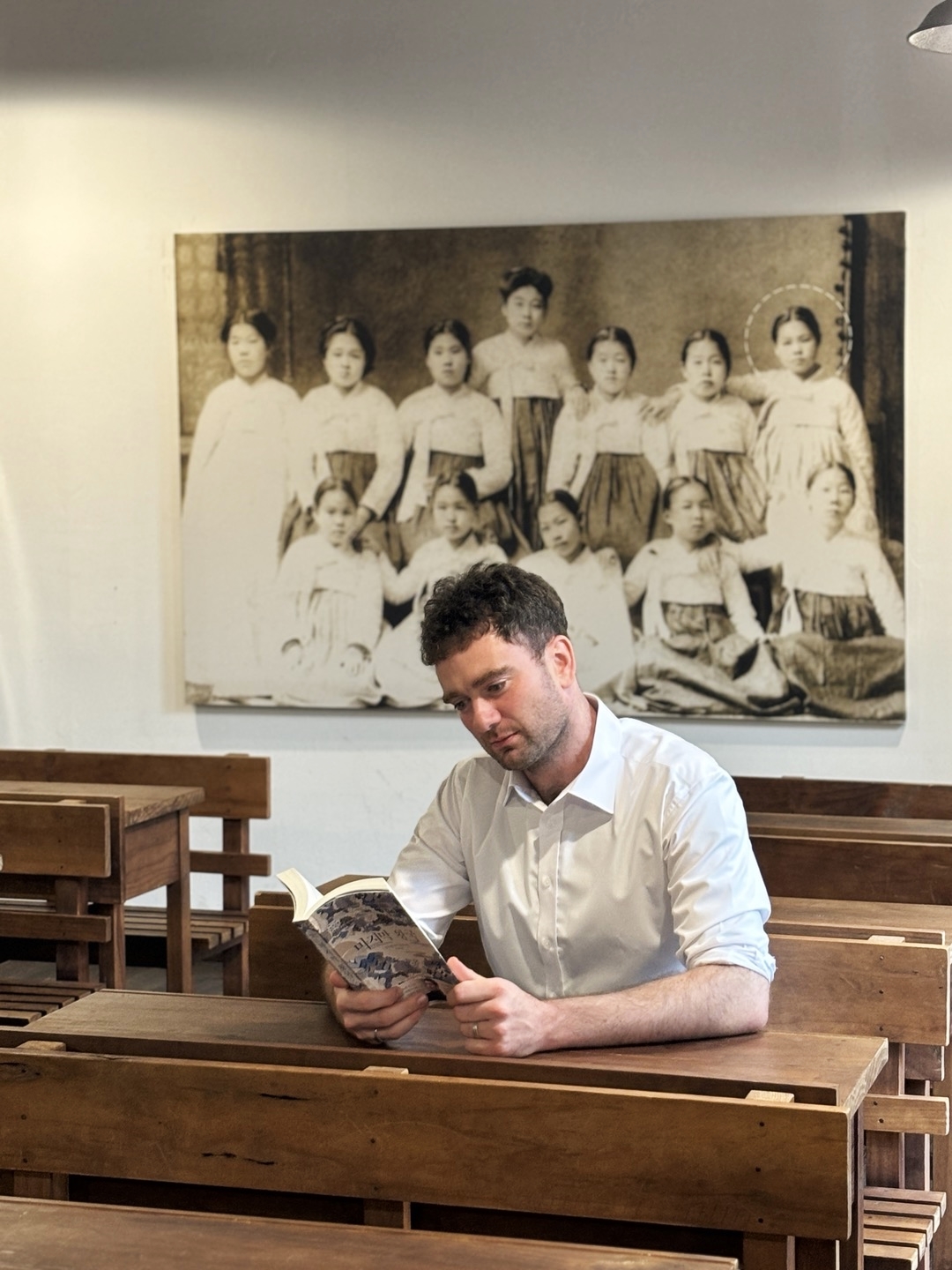 Daniel Tudor lee su nueva novela histórica 'El último príncipe'. | Daniel Tudor
