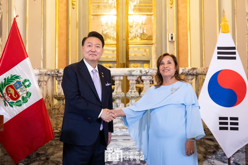 El presidente Yoon Suk Yeol (izquierda) y su homóloga peruana, Dina Boluarte, posan el 16 de noviembre para una fotografía durante su conferencia de prensa en el Palacio de Gobierno de Perú, en Lima, donde anunciaron una declaración conjunta para una mayor cooperación bilateral. | Oficina presidencial