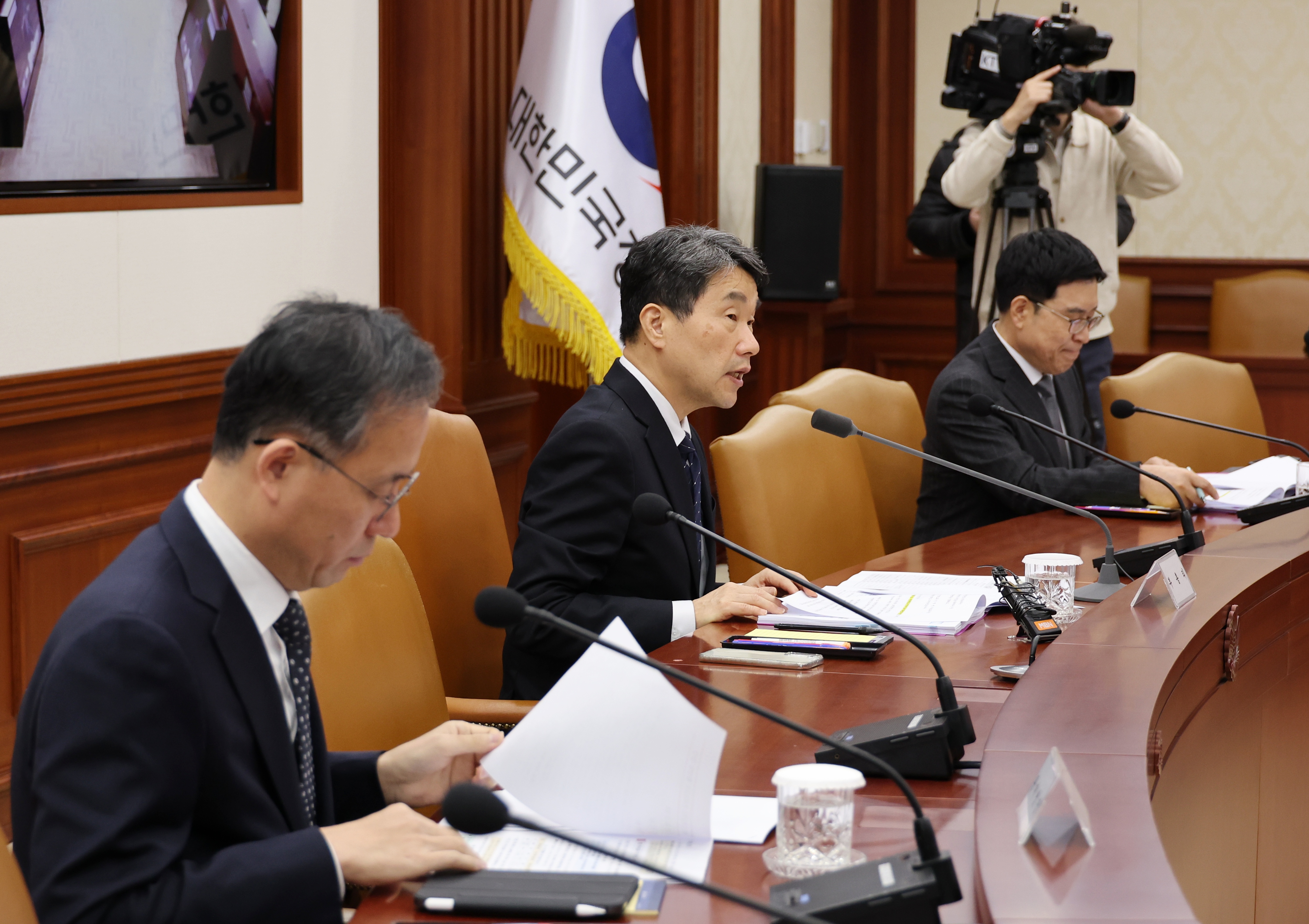 El viceprimer ministro y ministro de Educación, Lee Ju-ho (segundo desde la izquierda), pronuncia un discurso durante la novena reunión ministerial sobre asuntos sociales el 25 de noviembre en el Complejo Gubernamental de Seúl, ubicado en el distrito de Jongno-gu. | Ministerio de Educación