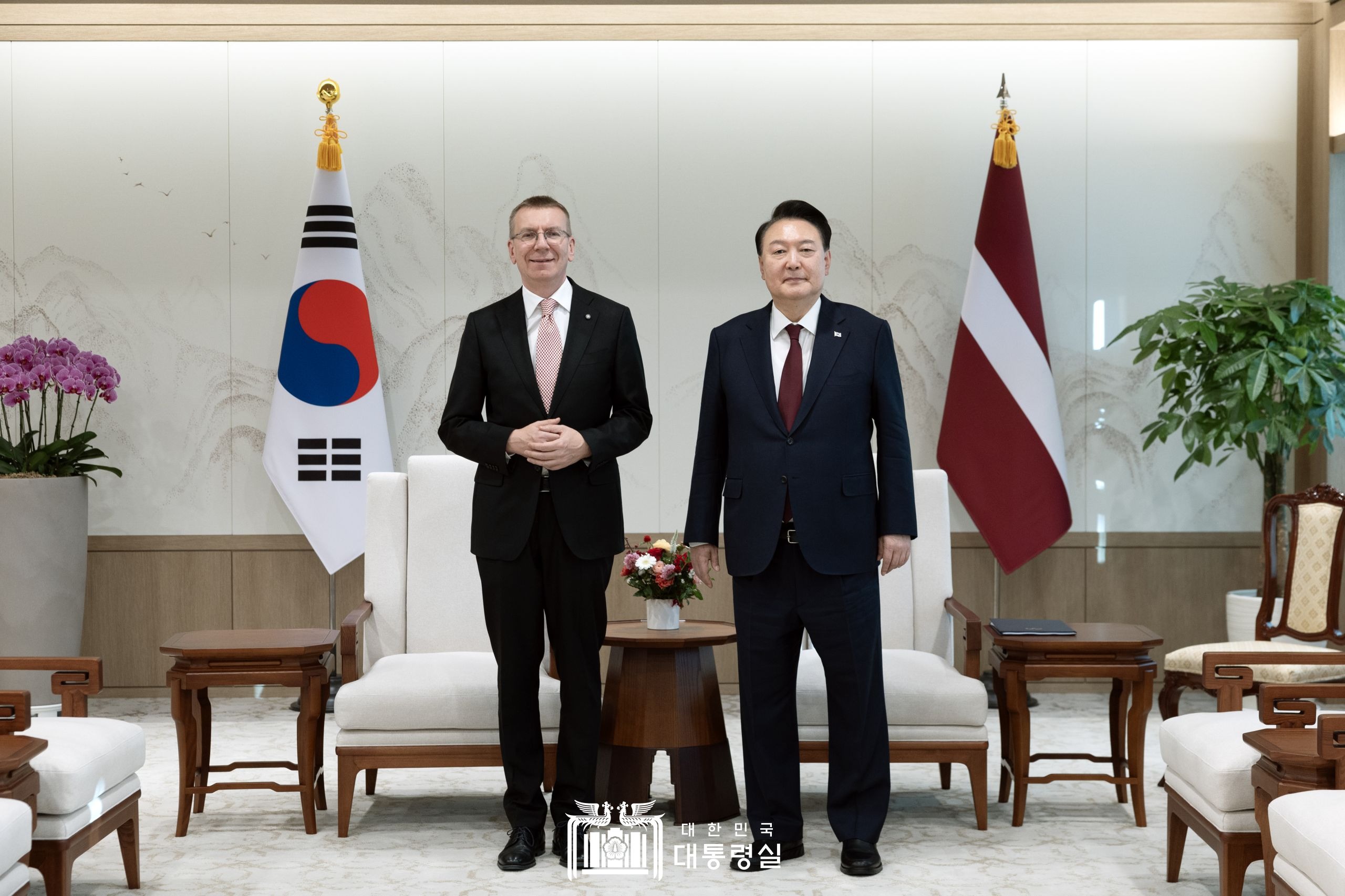 El presidente Yoon Suk Yeol (derecha) y su homólogo letón, Edgars Rinkevics, posan para una foto tras su cumbre celebrada el 28 de noviembre en la oficina presidencial en Seúl. | Oficina presidencial