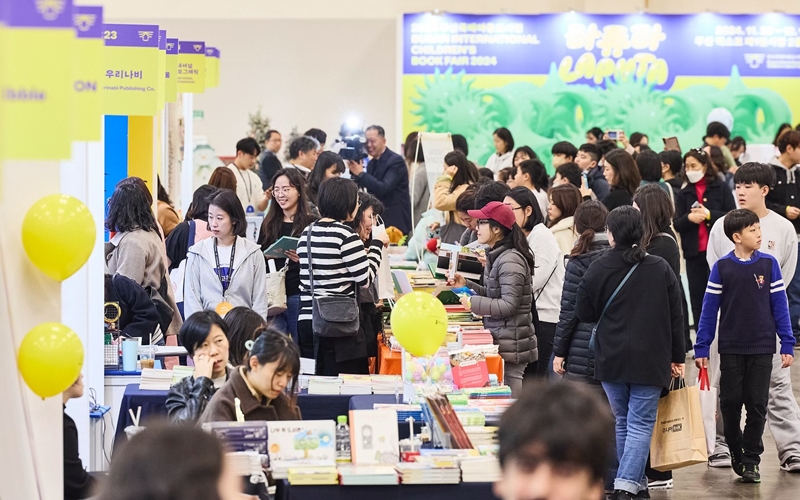 La primera edición de la Feria Internacional del Libro Infantil de Busan se celebra del 28 de noviembre al 1 de diciembre en el Centro de Exposiciones y Convenciones de Busan (BEXCO), y ofrece un espacio común para niños, padres, editores y autores. | Cuenta oficial de la Asociación Coreana de Editores en Facebook