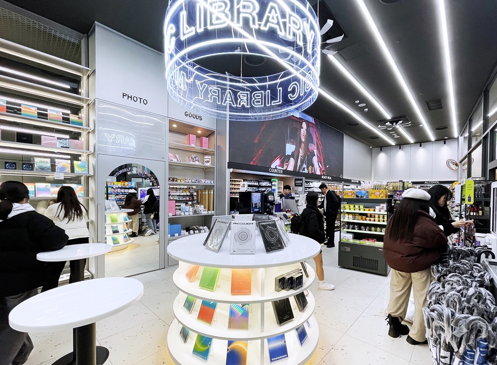 CU Music Library, instalada en la sucursal CU AK y Hongdae de la cadena de tiendas de conveniencia CU, muestra álbumes y artículos de K-pop en sus estanterías desde el 29 de noviembre. | Xu Aiying
