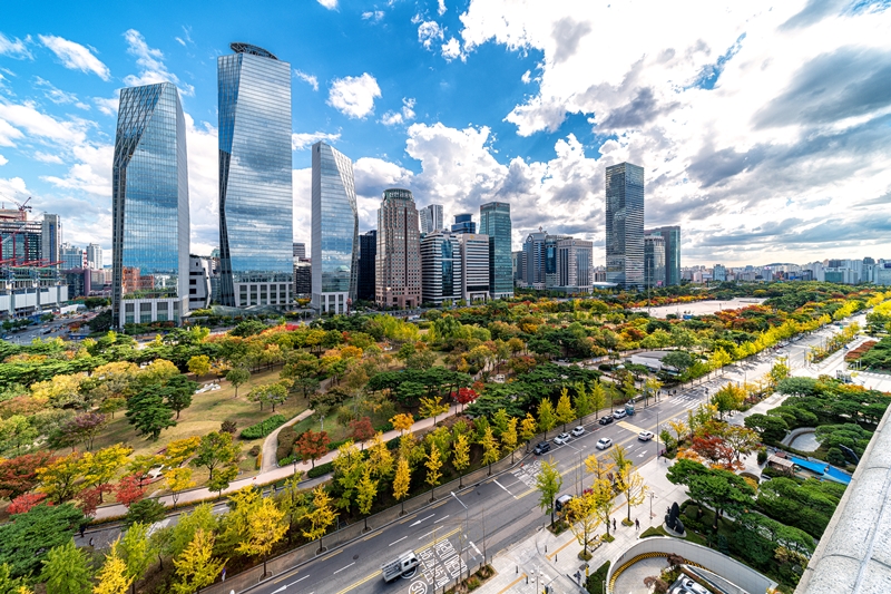 Seúl ha sido reconocida como la ciudad líder en la industria MICE por décimo año consecutivo. En la imagen, se muestran edificios de empresas financieras y de bonos en el barrio de Yeouido, en el distrito Yeongdeungpo-gu de la capital. | iclickart [La reproducción o redistribución no autorizada de esta imagen está prohibida de acuerdo con las leyes de derechos de autor]