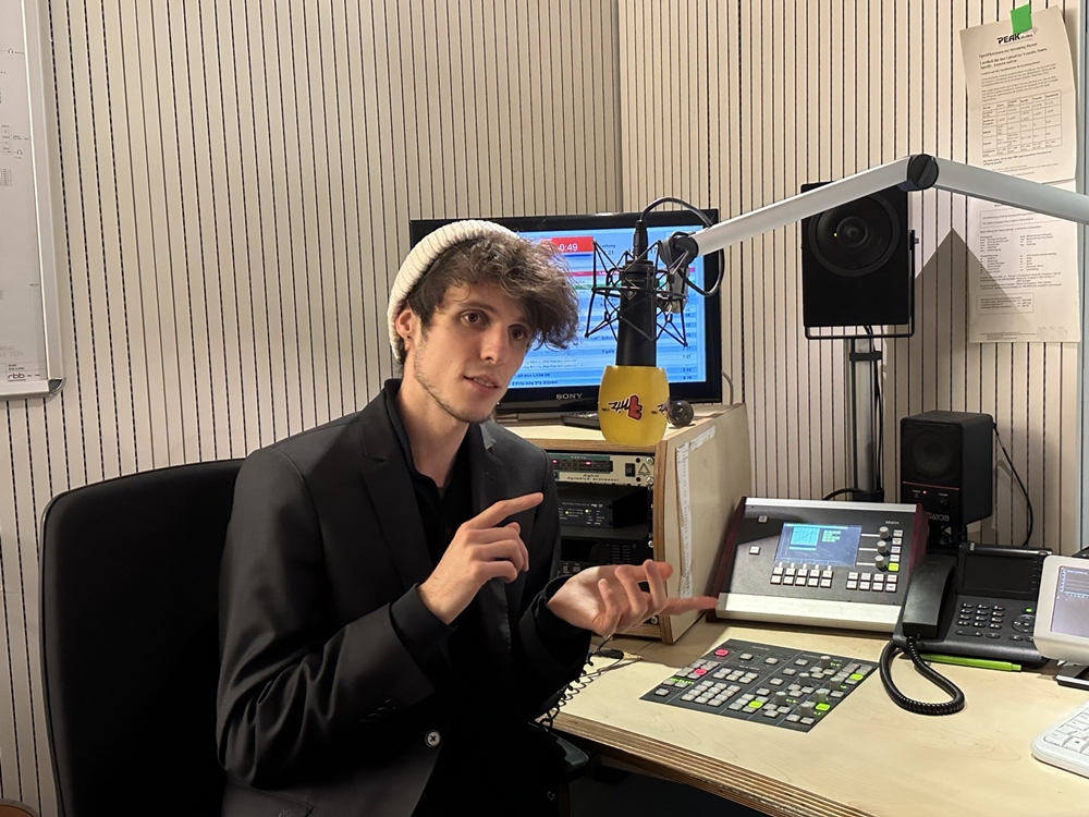 Justin Timpe, presentador del programa de radio 'Beste Musik K-Pop, habla  durante una entrevista con Korea.net llevada a cabo el 12 de diciembre en el estudio de rbb Radio Fritz en Potsdam, Alemania.