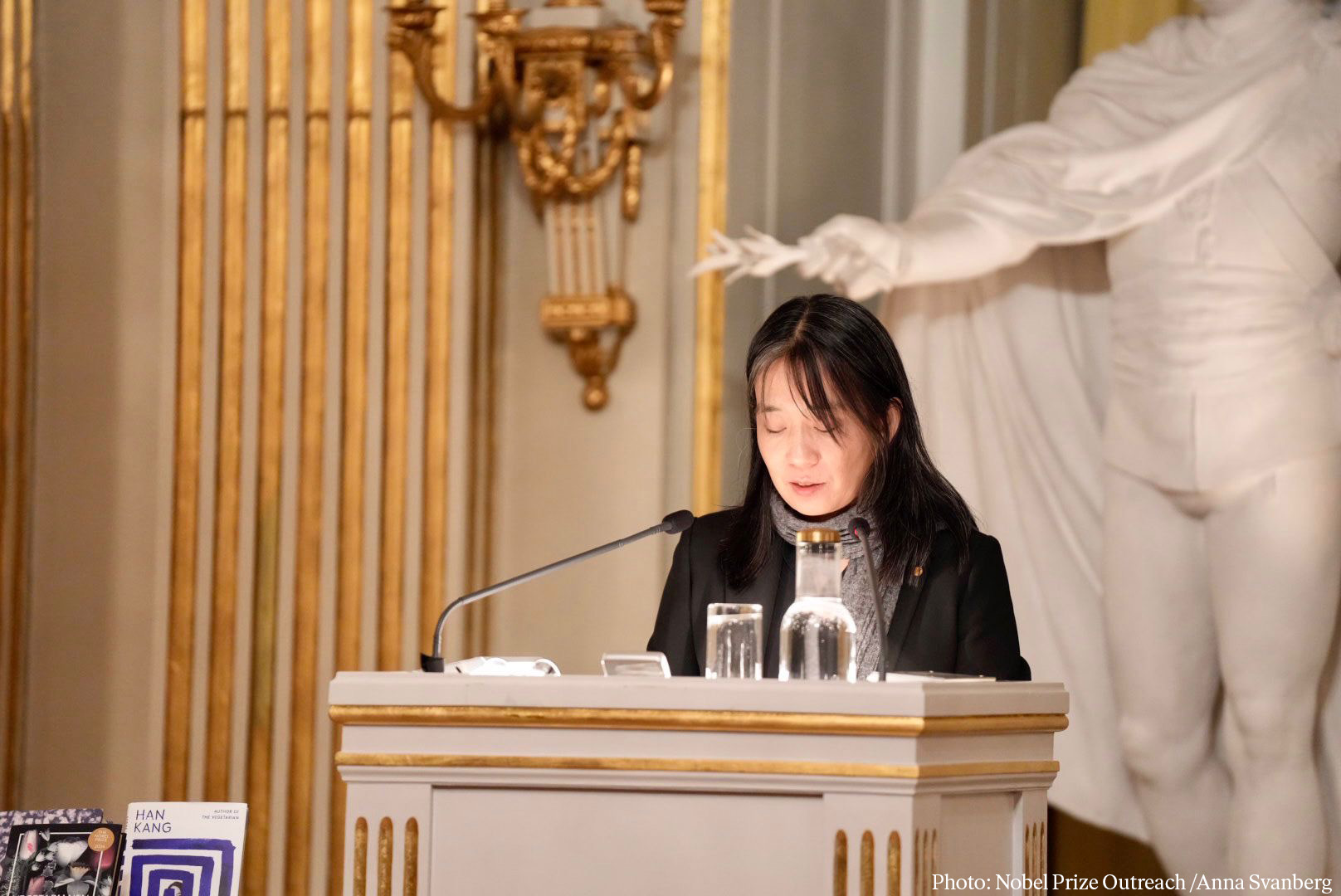 La escritora Han Kang pronuncia su discurso de aceptación del Premio Nobel el 7 de diciembre (hora local) en la Academia Sueca en Estocolmo, Suecia. | Página oficial del Premio Nobel en Facebook