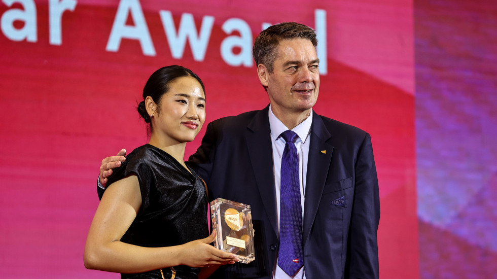 La destacada jugadora surcoreana de bádminton, An Se-young, posa para una foto con el presidente de la Federación Mundial de Bádminton (BWF, por sus siglas en inglés), Poul-Erik Høyer Larsen, durante la ceremonia de entrega de premios celebrada en Hangzhou, China, el 9 de diciembre. | BWF