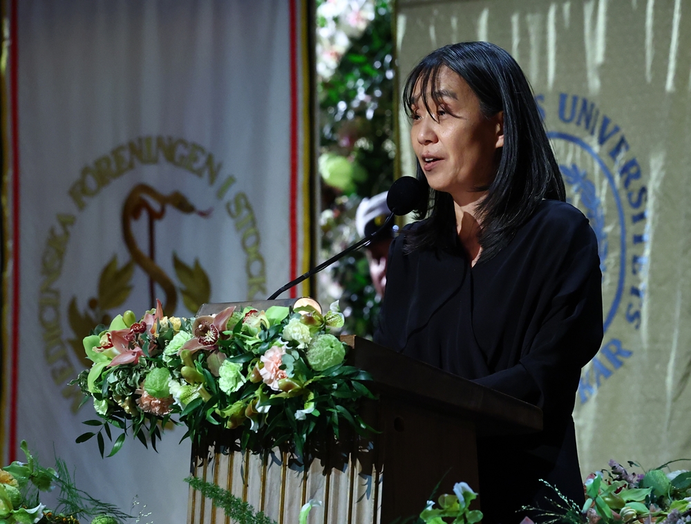 La novelista coreana Han Kang pronuncia un discurso en el banquete organizado, el 10 de diciembre (hora local), en el Ayuntamiento de Estocolmo, Suecia, tras la ceremonia de entrega de los Premios Nobel.