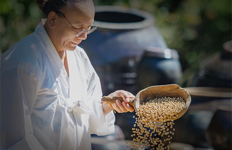 Jeong Seung Hwan, maestro del jang, o salsas y pastas tradicionales elaboradas con soja fermentada, selecciona los granos de soja para asegurar su calidad, soplando para eliminar el polvo y las cáscaras antes de elaborar el maeju (bloques de soja fermentada)