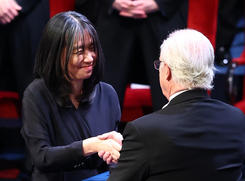 La escritora Han Kang (izquierda) recibe su diploma y medalla de manos del rey Carlos XVI Gustavo de Suecia en la ceremonia de entrega del Premio Nobel celebrada el 10 de diciembre en la Konserthuset (Sala de Conciertos) de Estocolmo, Suecia. | Agencia de Noticias Yonhap