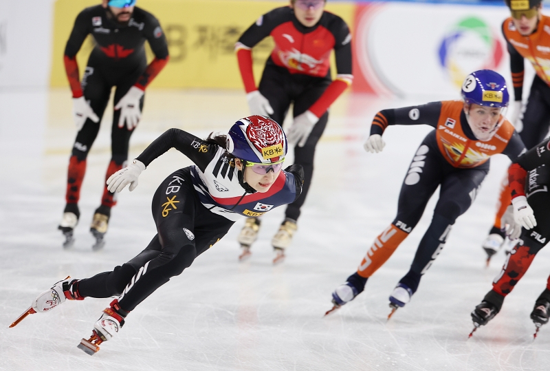 Choi Min Jeong (izquierda) compite el 15 de diciembre en la final de relevos mixtos de 2.000 metros durante la cuarta etapa del Tour Mundial de Pista Corta de la Unión Internacional de Patinaje 2024-25, en la pista de hielo Mokdong, ubicada en el distrito de Yangcheon-gu, Seúl. | Agencia de Noticias Yonhap