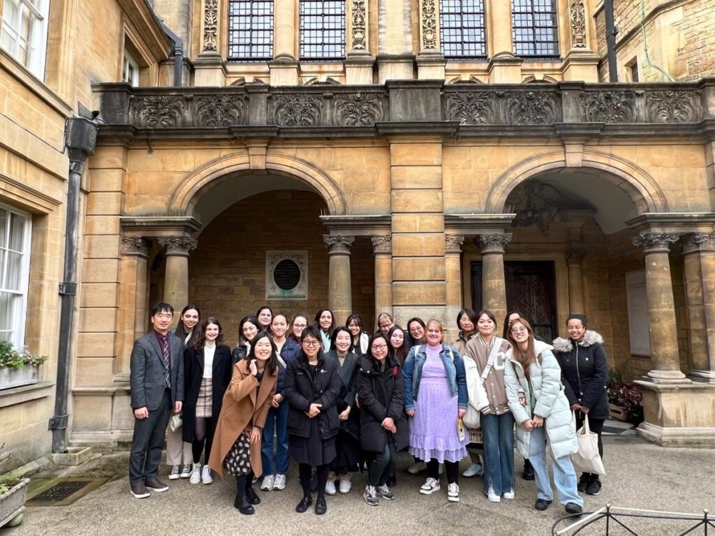Los participantes de UK Hallyu Academy posan frente al Hertford College de la Universidad de Oxford, el 4 de febrero. | Centro Coreano de Educación en el Reino Unido