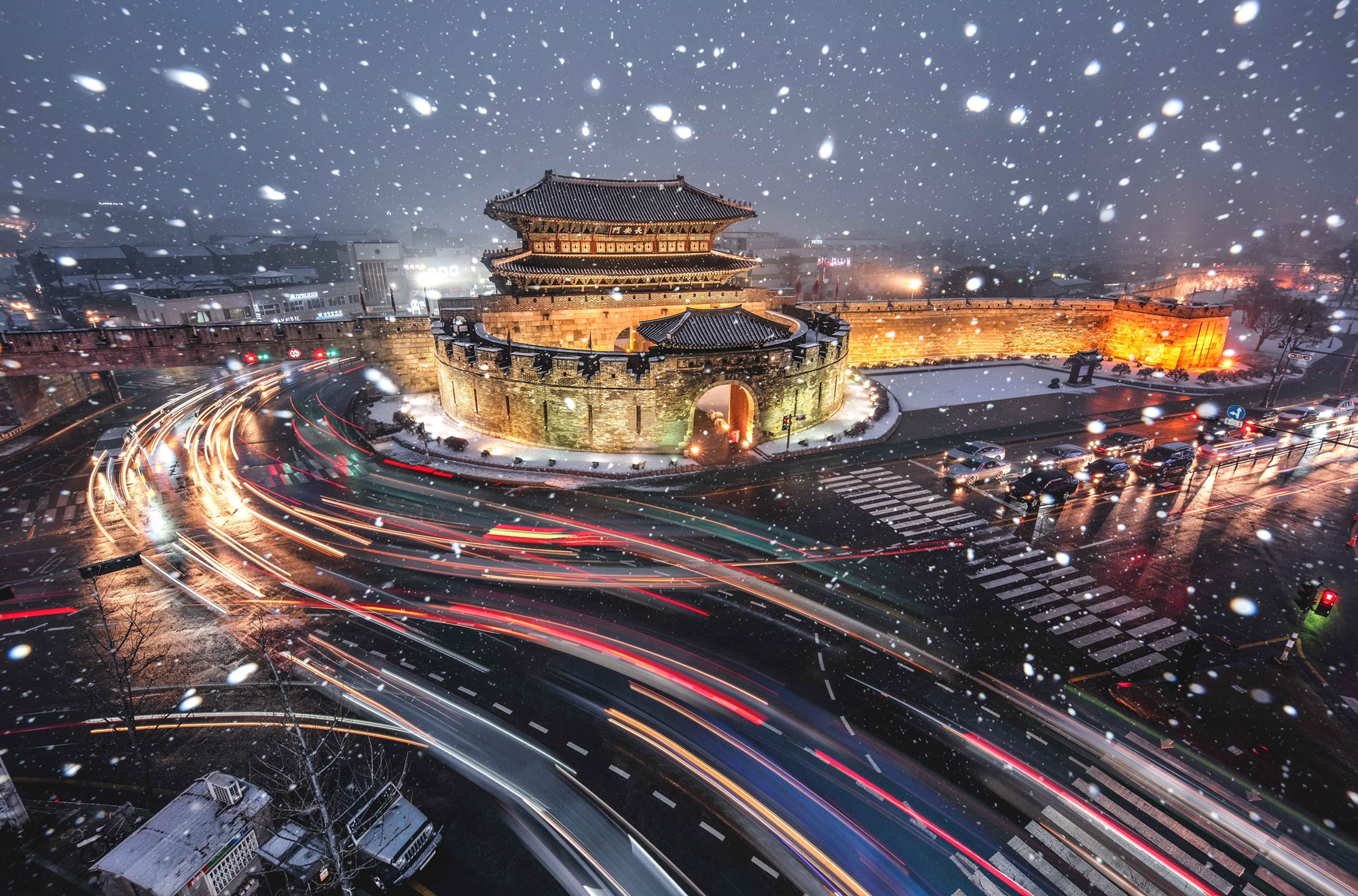 +La foto muestra la fortaleza Hwaseong de Suwon bajo la nieve. | Lee Hyun-woo, Organización de Turismo de Corea 