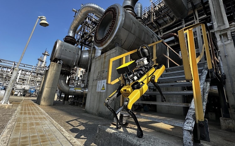 La imagen muestra a un perro robótico inteligente inspeccionando la fábrica Ulsan CLX de SK Innovation, ubicada en el distrito Nam-gu de Ulsan. | SK Innovation
