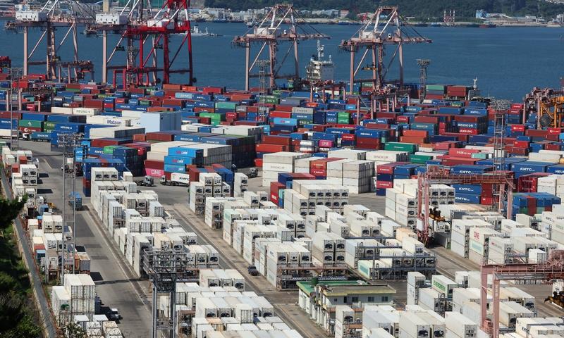 El año pasado, las exportaciones de Corea aumentaron un 8,2 por ciento interanual alcanzando los 683.800 millones de dólares. En la foto, tomada el 1 de agosto, se muestran contenedores en un puerto de la ciudad meridional de Busan.