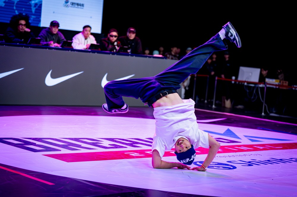 Un bailarín de break dance, conocidos como b-boy, participa, el 17 de noviembre de 2024, en la final de la Breaking K Series '24 en la SBS Prism Tower en el distrito Mapo-gu de Seúl.