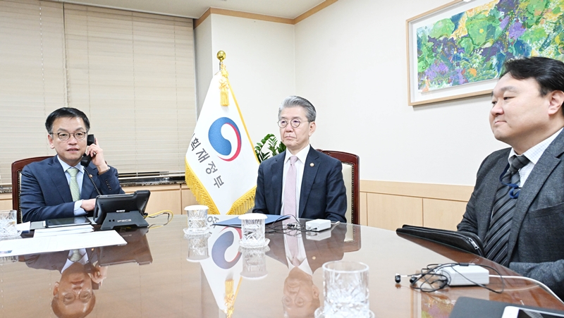 El presidente en funciones de Corea, Choi Sang Mok (izquierda), quien también se desempeña como viceprimer ministro y ministro de Economía y Finanzas, mantiene una conversación telefónica, el 8 de enerom con el primer ministro de la República Checa, Petr Filala, desde el complejo gubernamental de Seúl. | Ministerio de Economía y Finanzas