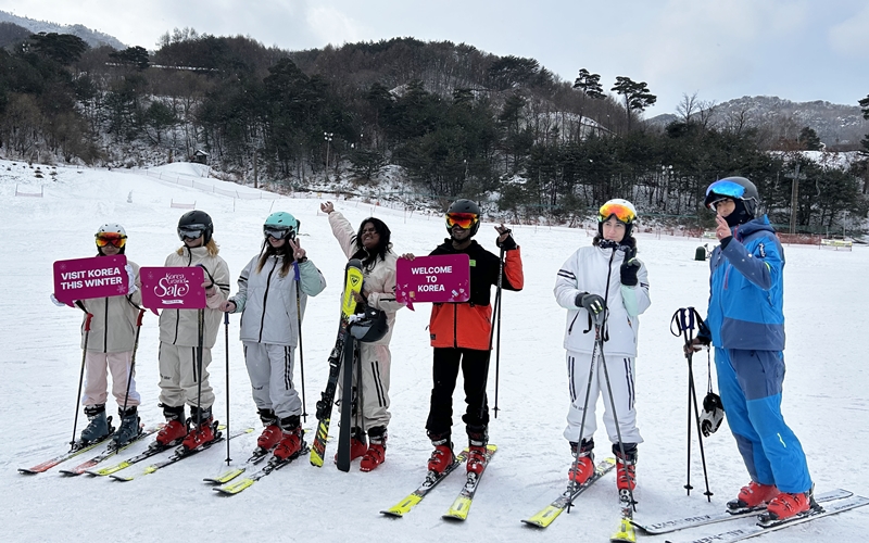 Seis promotores extranjeros de la cultura coreana posan para una foto de grupo tras su clase de esquí, el 7 de enero, en el complejo turístico Muju Deogyusan, en el condado de Muju-gun, provincia de Jeollabuk-do. | Margareth Theresia