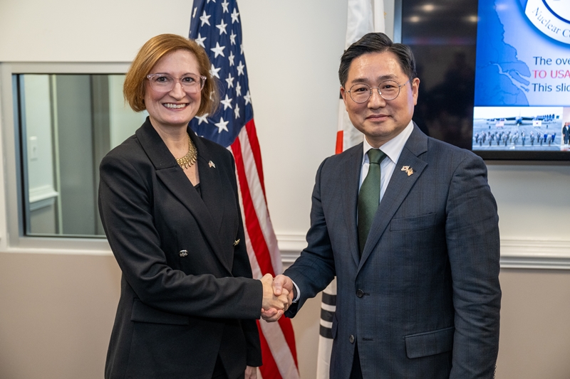 Cho Chang-rae, viceministro de Política de Defensa Nacional (derecha), y Cara Abercrombie, subsecretaria de Defensa en funciones de Estados Unidos para Política, posan para una fotografía después de presidir conjuntamente la cuarta reunión del Grupo Consultivo Nuclear en Washington, el 10 de enero. | Ministerio de Defensa Nacional 