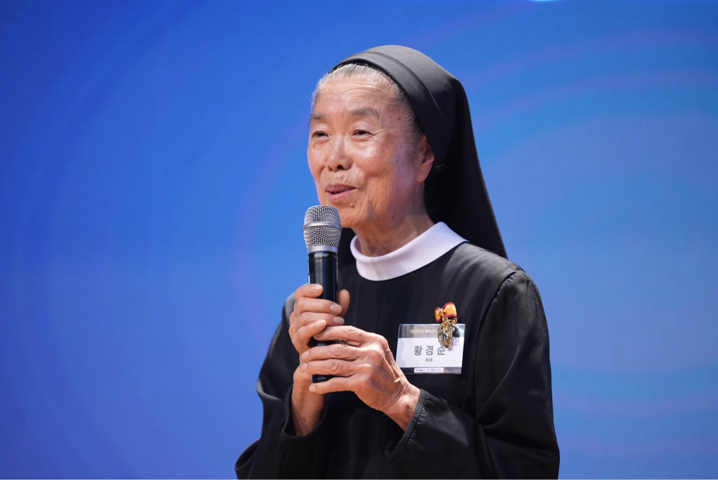 La hermana Hwang Kyung Soon Mateo, de la congregación religiosa coreana Hermanos y Hermanas de Jesús de Kkottongnae, habla tras recibir la mención presidencial, el máximo honor del Premio de Voluntariado Internacional de Corea, en la ceremonia de entrega organizada el 5 de diciembre de 2024, por la Agencia de Cooperación Internacional de Corea (KOICA), en Seongnam, provincia de Gyeonggi-do.
