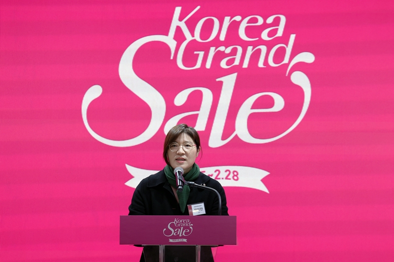 La viceministra de Cultura, Deportes y Turismo, Jang Miran, pronuncia un discurso de bienvenida en la ceremonia de apertura de la Korea Grand Sale en On Dream Society, en el distrito Jung-gu de Seúl, el 15 de enero.